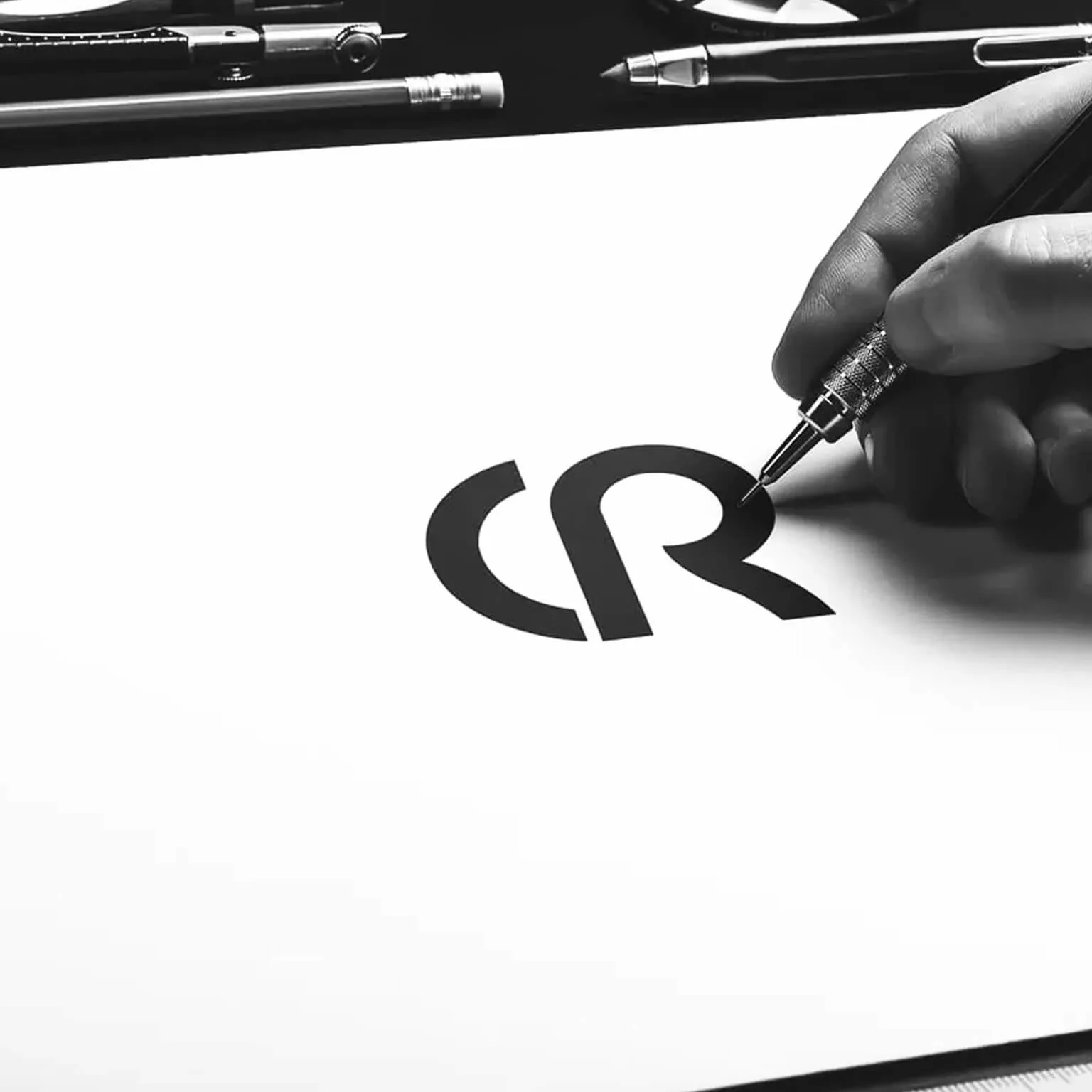 Prim-plan cu semnul "CR" al Cameliei Ruxandar, desenat de mână cu un stilou tehnic