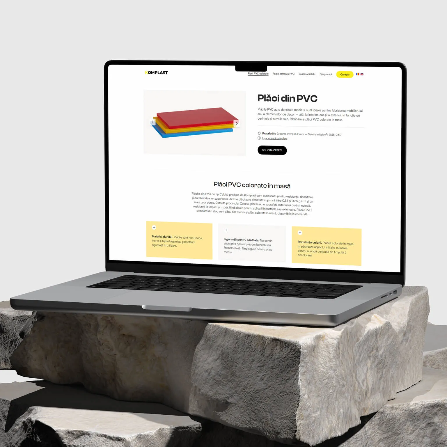 Pagina de produs a site-⁠ului Komplast pentru plăcile PVC colorate, cu specificații și avantajele materialului