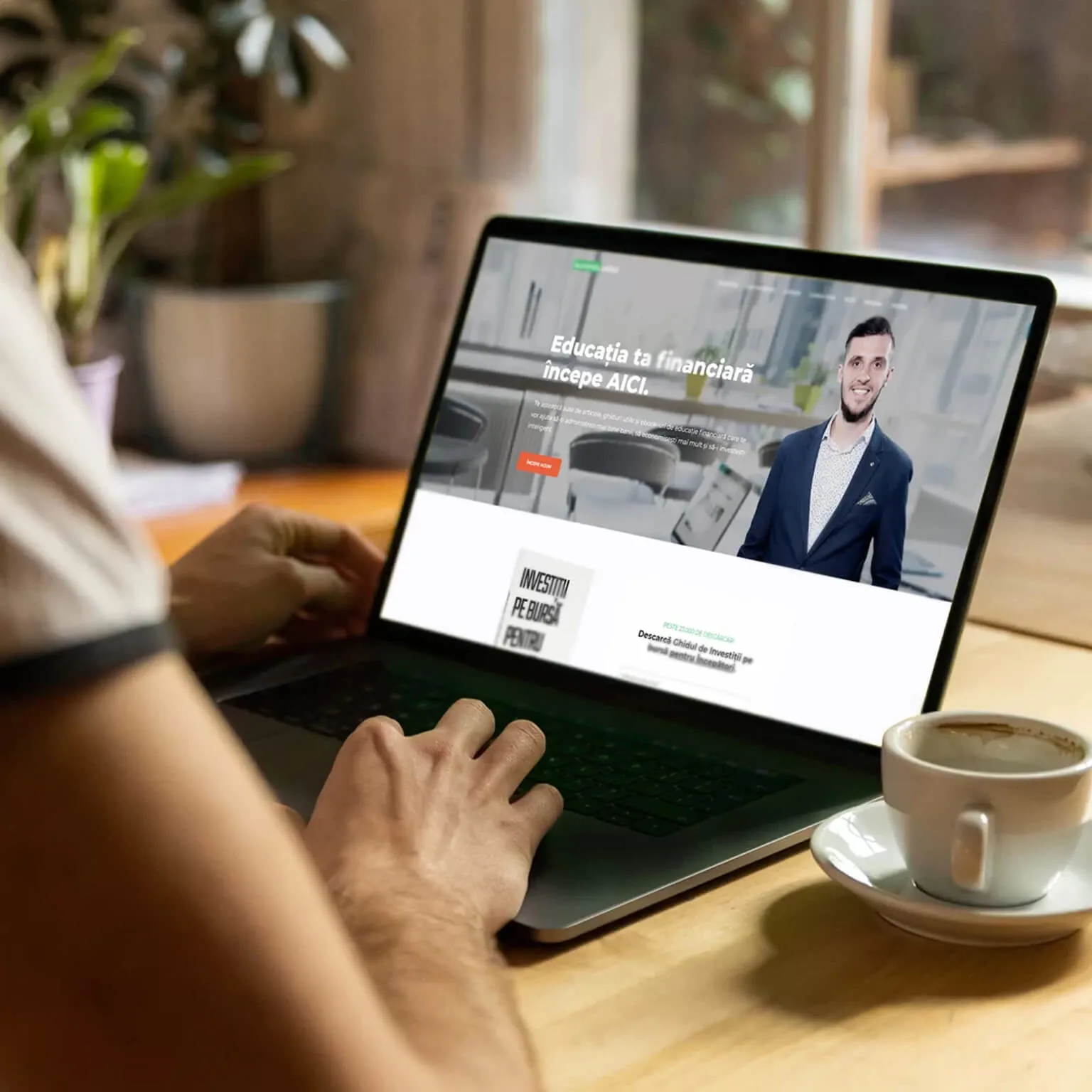 Site-ul Laurențiu Mihai pe laptop, cu titlul paginii principale "Educatia ta financiara incepe aici"