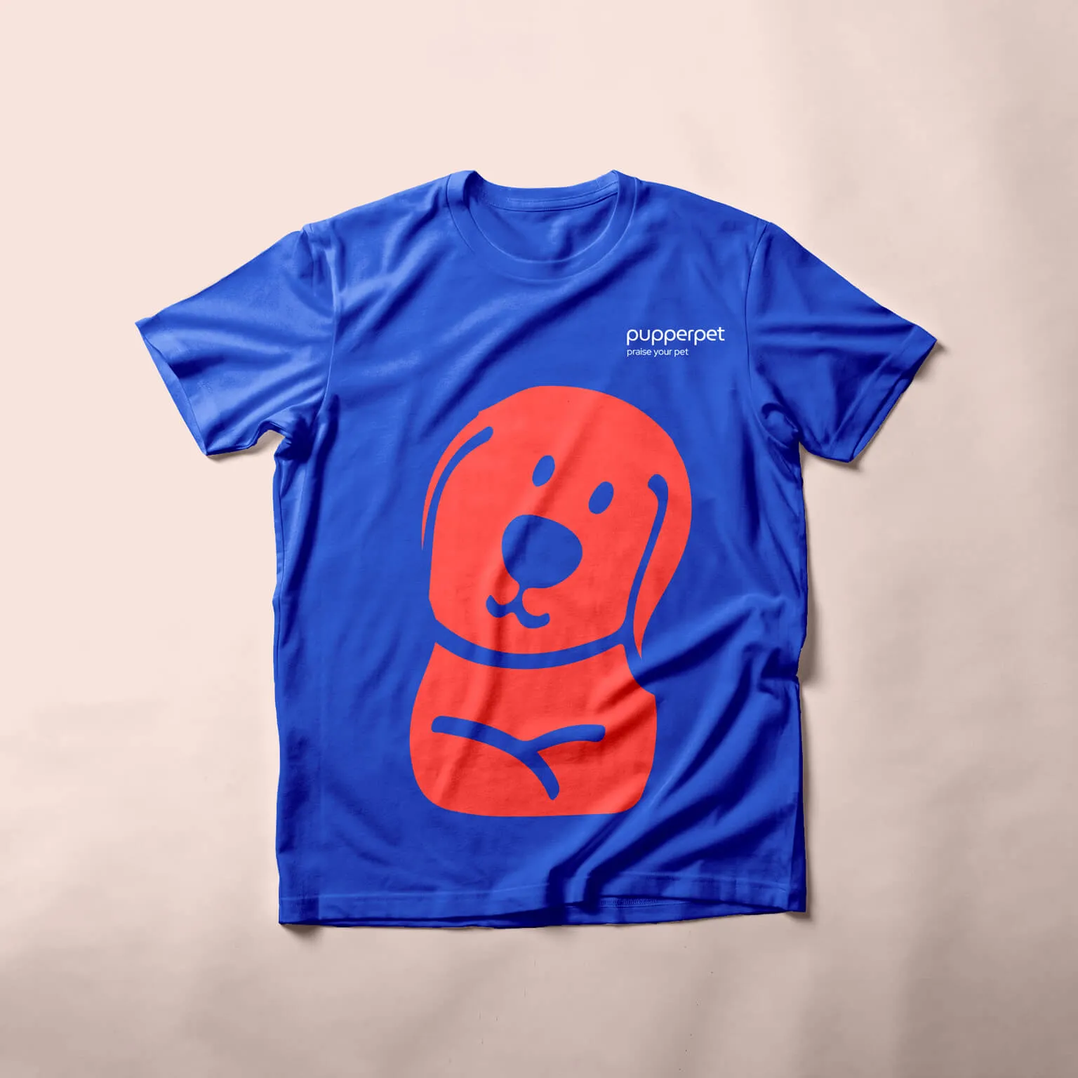 Tricou albastru Pupperpet, cu o ilustrație roșie a mascotei-câine